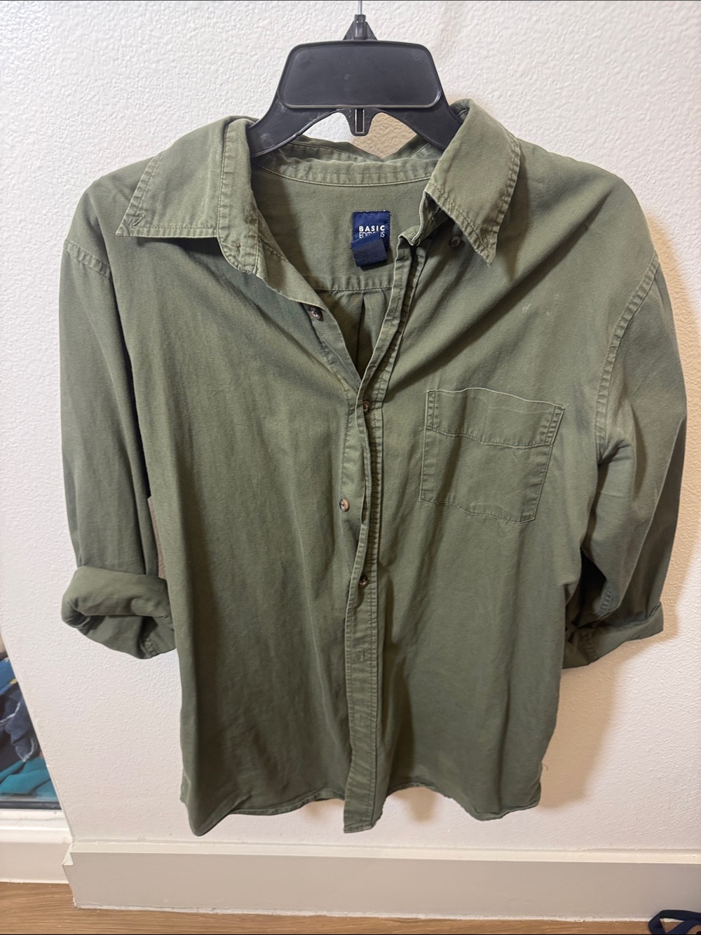 Basic Editions Men's Olive Green Button-Up Shirt Medium